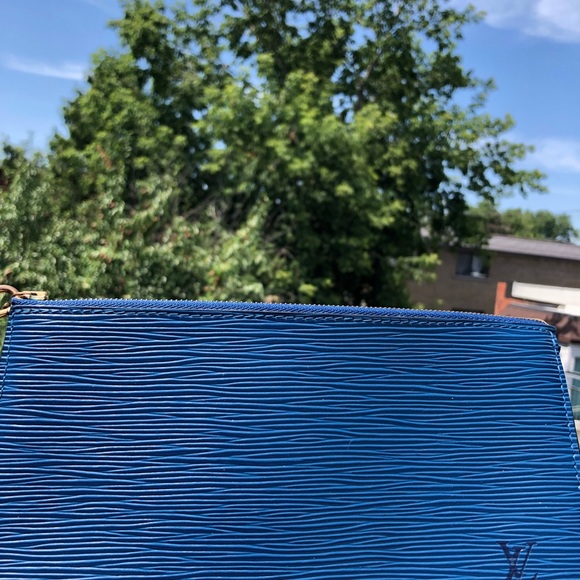 Authentic Louis Vuitton épi pouch - Picture 3 of 8